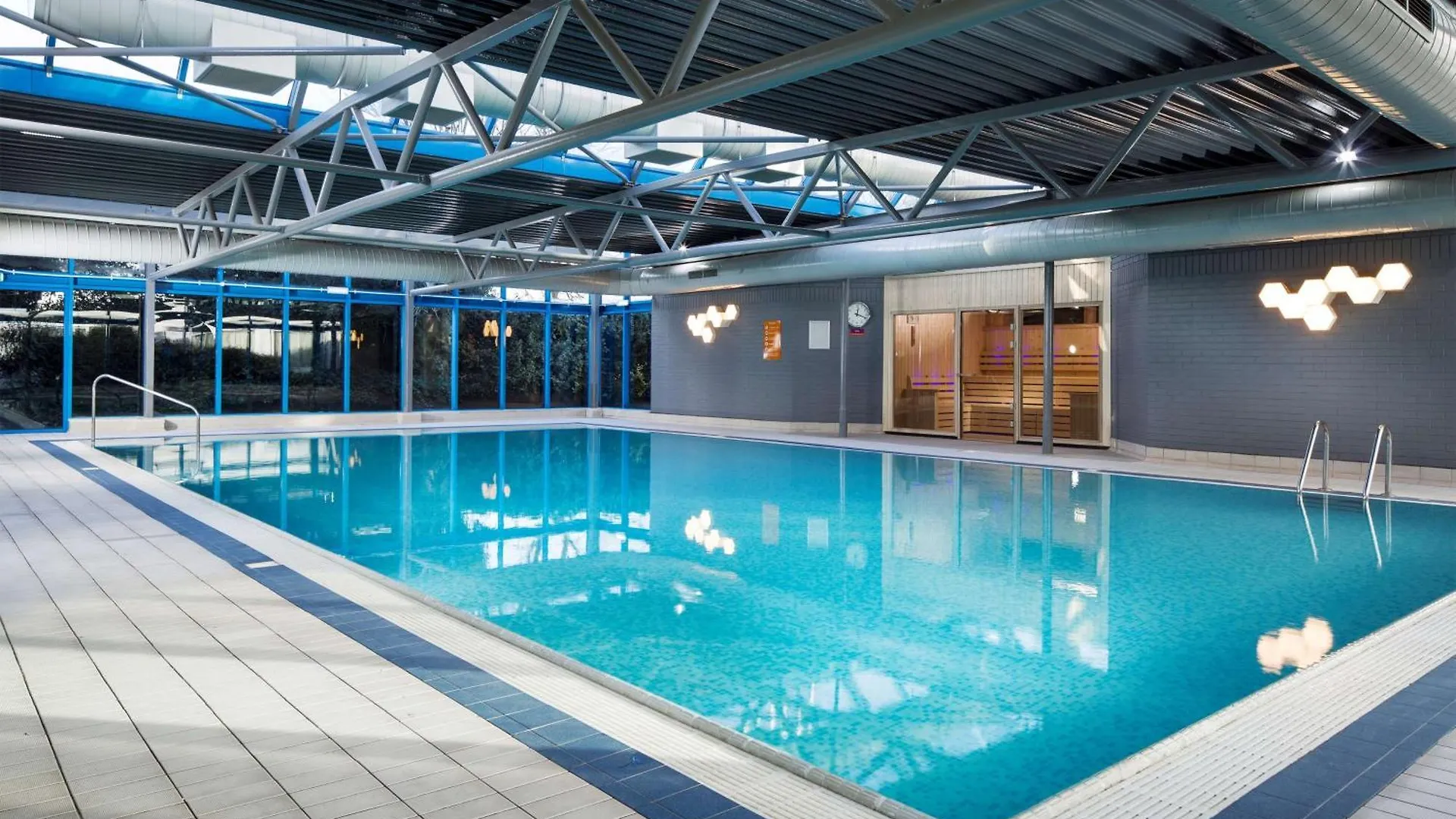 Radisson Red London Heathrow Ξενοδοχείο Harmondsworth 4*,